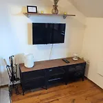 Casual Near Gondola & Center - Neon Lägenhet